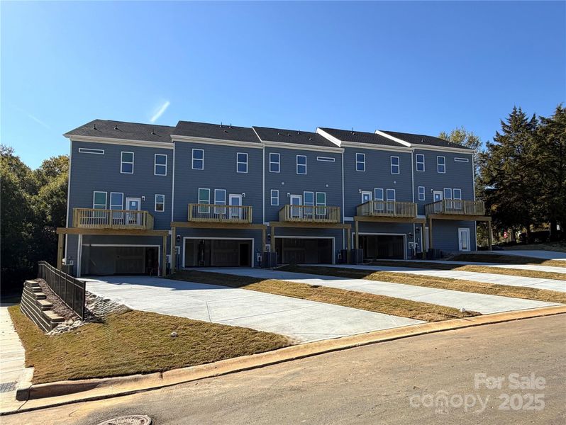 Condo located in Huntersville, NC showcasing its design and architecture (Image 3).