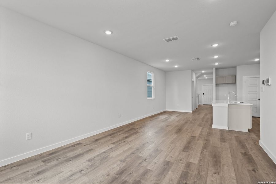 Spacious, unfurnished interior of a new home in Spring Creek, San Antonio (Image 20).