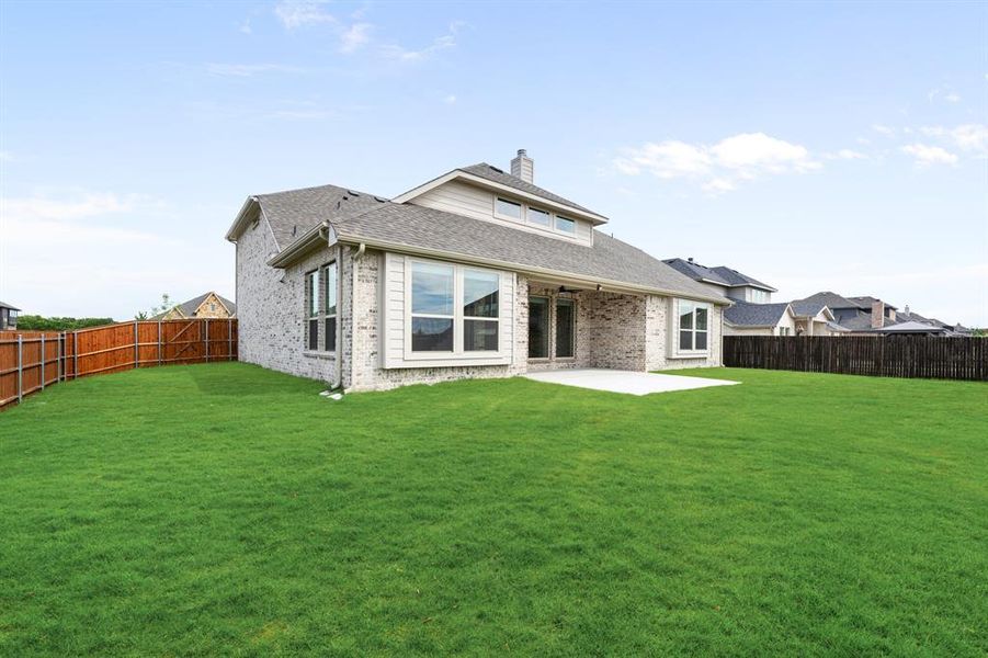 Exterior details and patio area of a home in Hayes Crossing, Midlothian (Image 4).