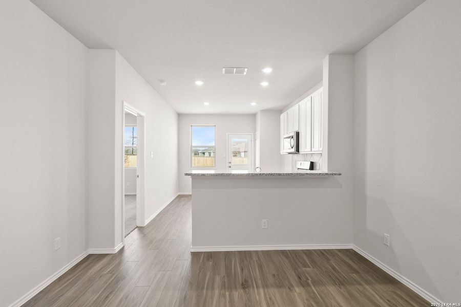 Spacious, unfurnished interior of a new home in Blue Ridge Ranch, San Antonio (Image 17).