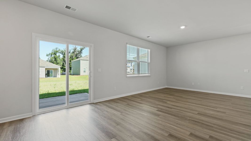 Spacious, unfurnished interior of a new home in Carolina Groves, Moncks Corner (Image 13).
