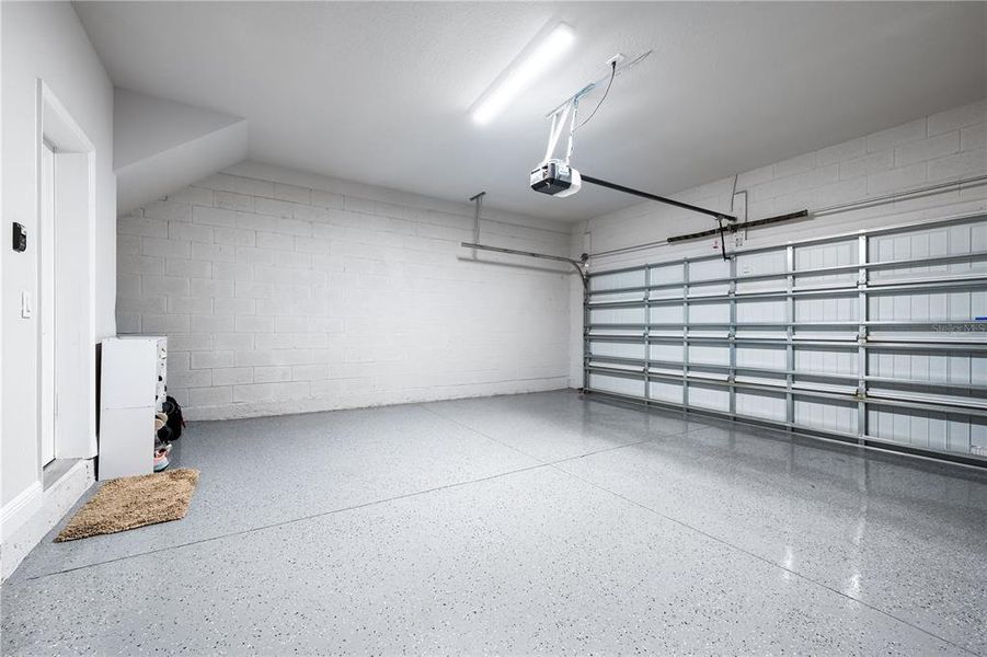 Spacious, unfurnished interior of a new home in , Sarasota (Image 18).