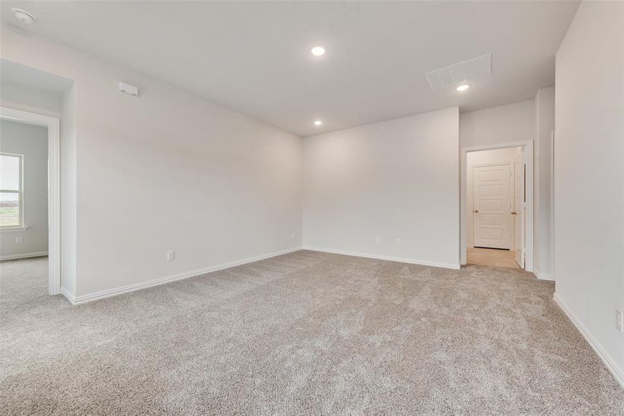 Spacious, unfurnished interior of a new home in Spiritas Ranch, Little Elm (Image 18).