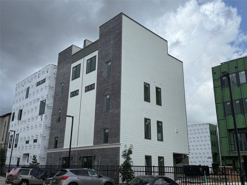 Condo located in Houston, TX showcasing its design and architecture (Image 4). Condo located in Houston, TX showcasing its design and architecture (Image 4).