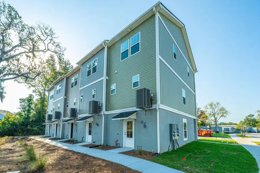 Condo located in Charleston, SC showcasing its design and architecture (Image 3).