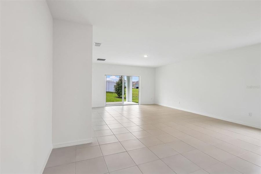 Spacious, unfurnished interior of a new home in Eagletail Landings, Howey-in-the-Hills (Image 11).