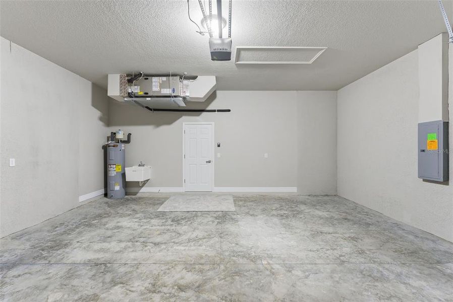 Spacious, unfurnished interior of a new home in , Citrus Springs (Image 64).