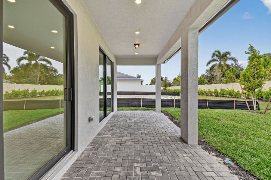 Exterior details and patio area of a home in Hendrix Reserve, Lake Worth (Image 26).