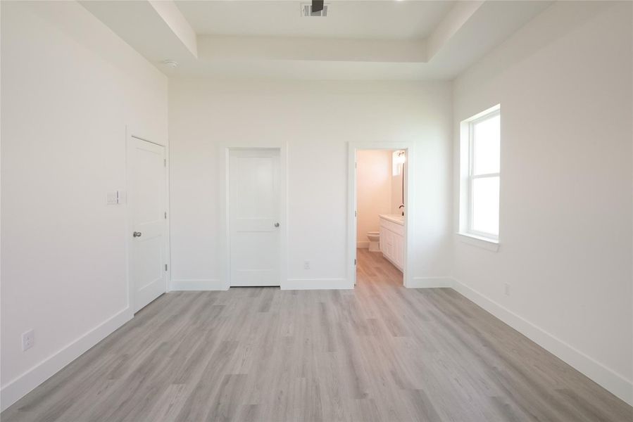 Spacious, unfurnished interior of a new home in , Galveston (Image 15).