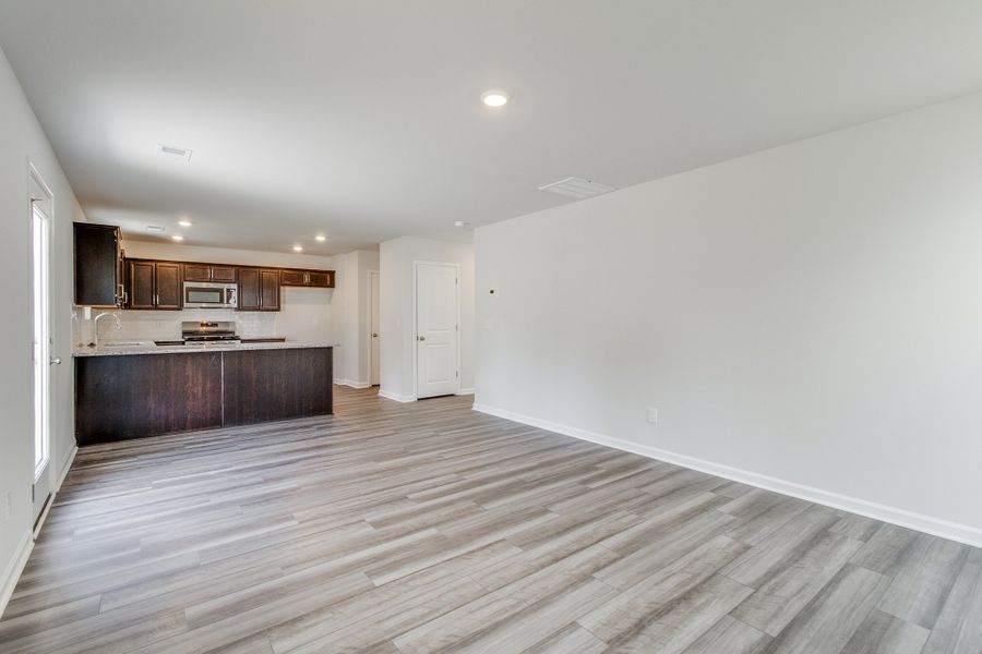 Spacious, unfurnished interior of a new home in Bluefield, Lexington (Image 21).
