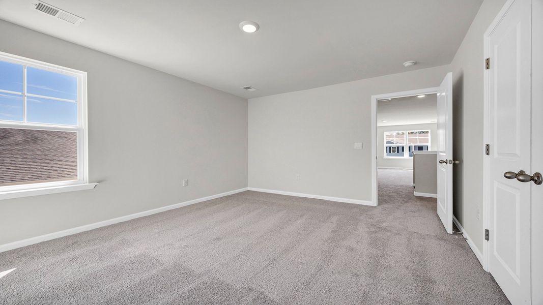 Spacious, unfurnished interior of a new home in Meadowview Plantation, Sumter (Image 26).