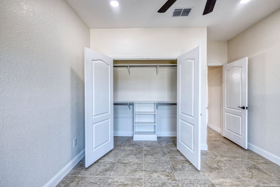 Spacious, unfurnished interior of a new home in , Eagle Pass (Image 12).
