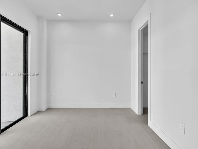 Spacious, unfurnished interior of a new home in , Dania Beach (Image 81).
