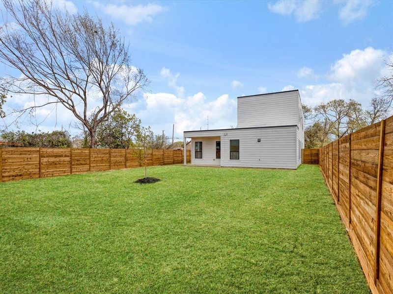 Exterior details and patio area of a home in , Dallas (Image 4).
