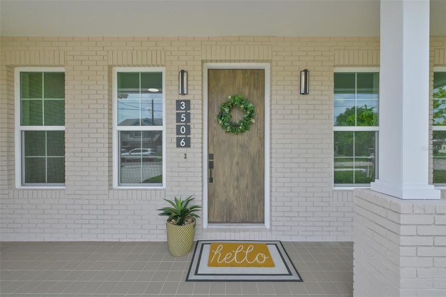 Exterior details and patio area of a home in , Tampa (Image 4).