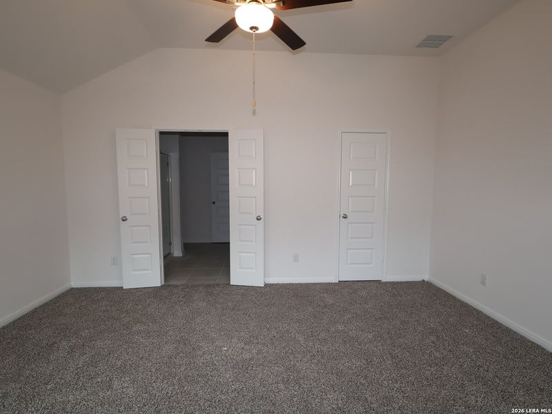 Spacious, unfurnished interior of a new home in Mesquite Ridge, San Antonio (Image 24).