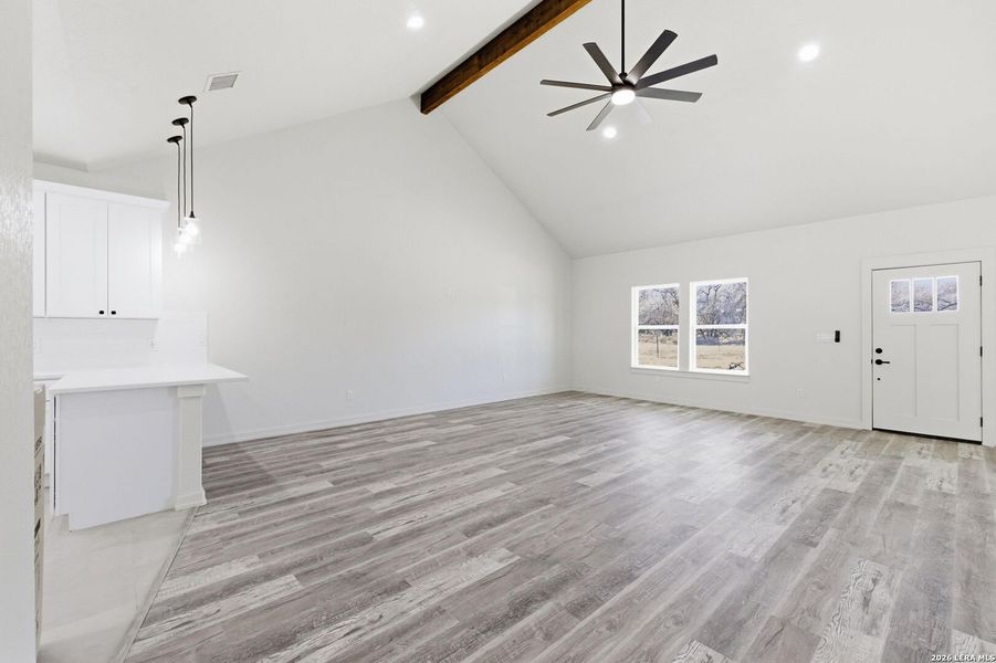 Spacious, unfurnished interior of a new home in , Floresville (Image 32).