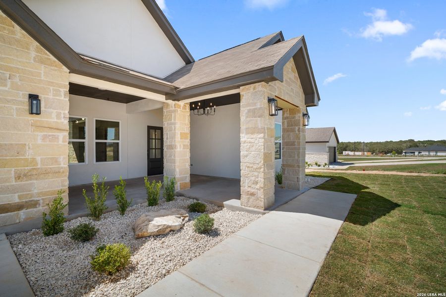 Exterior details and patio area of a home in , La Vernia (Image 4).