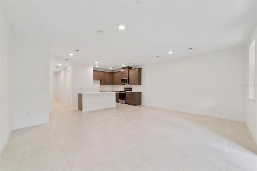 Spacious, unfurnished interior of a new home in Towns at Greenleaf, Oviedo (Image 18).