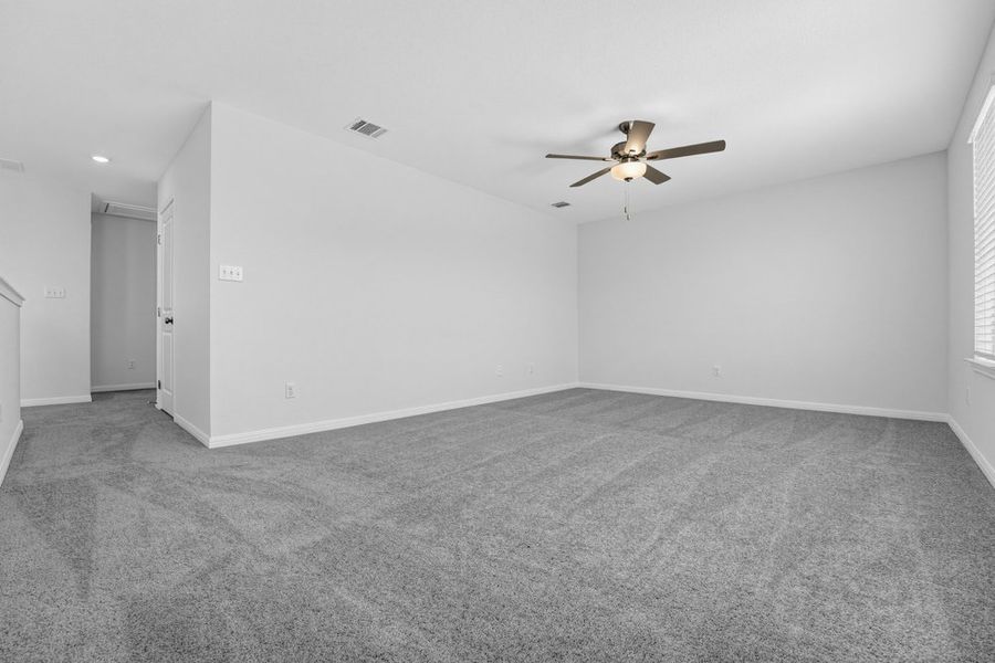 Spacious, unfurnished interior of a new home in Sunfield, Buda (Image 21).