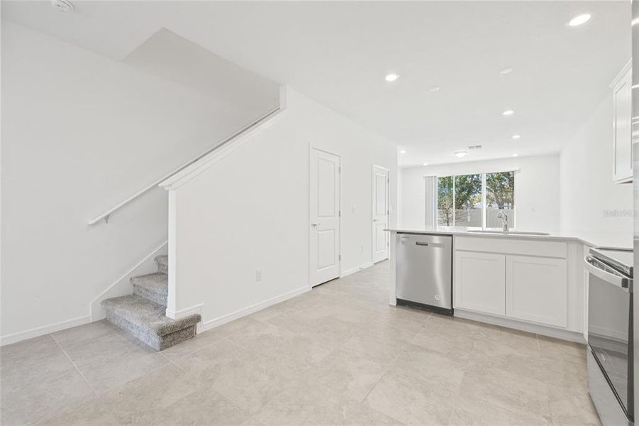 Spacious, unfurnished interior of a new home in , Tampa (Image 16).