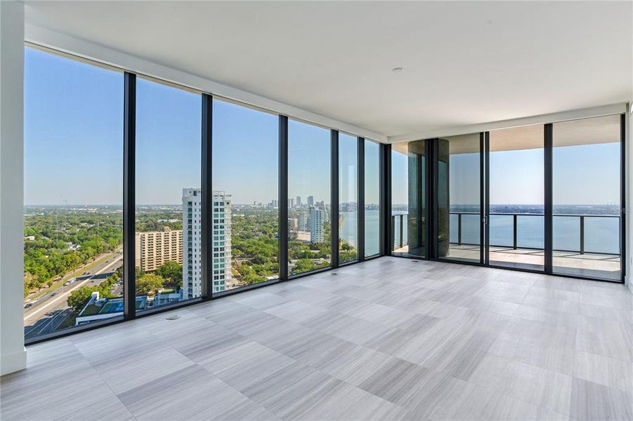 Spacious, unfurnished interior of a new home in The Ritz-Carlton Residences, Tampa (Image 24).