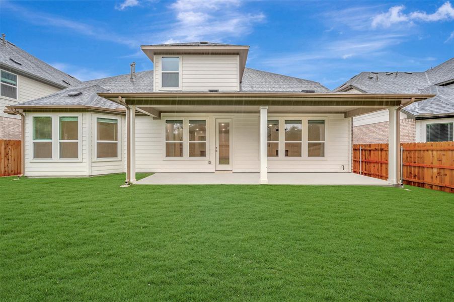 Exterior details and patio area of a home in Barksdale, Leander (Image 3).