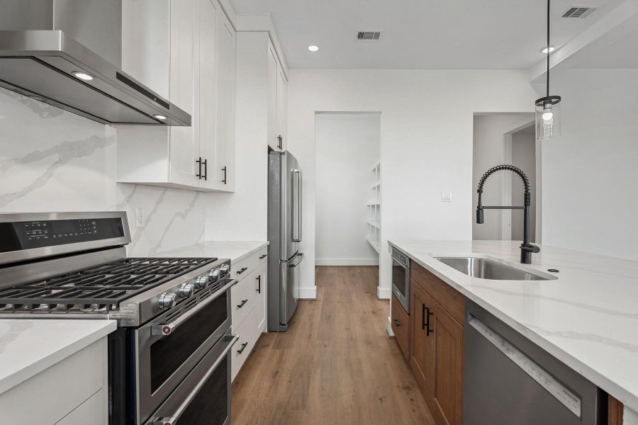 Furnished interior view inside a new home in Hallimore Ranch, Rosenberg (Image 10).