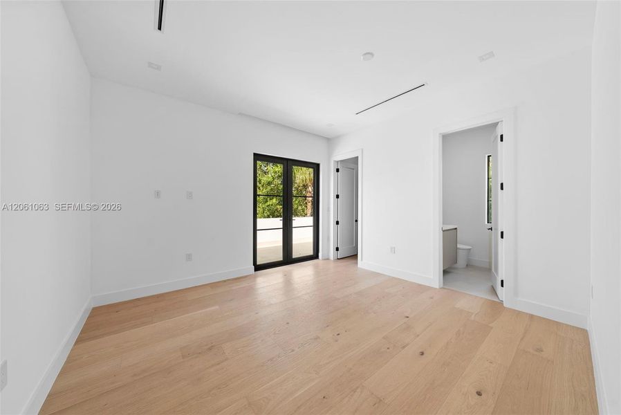 Spacious, unfurnished interior of a new home in , Coral Gables (Image 25).