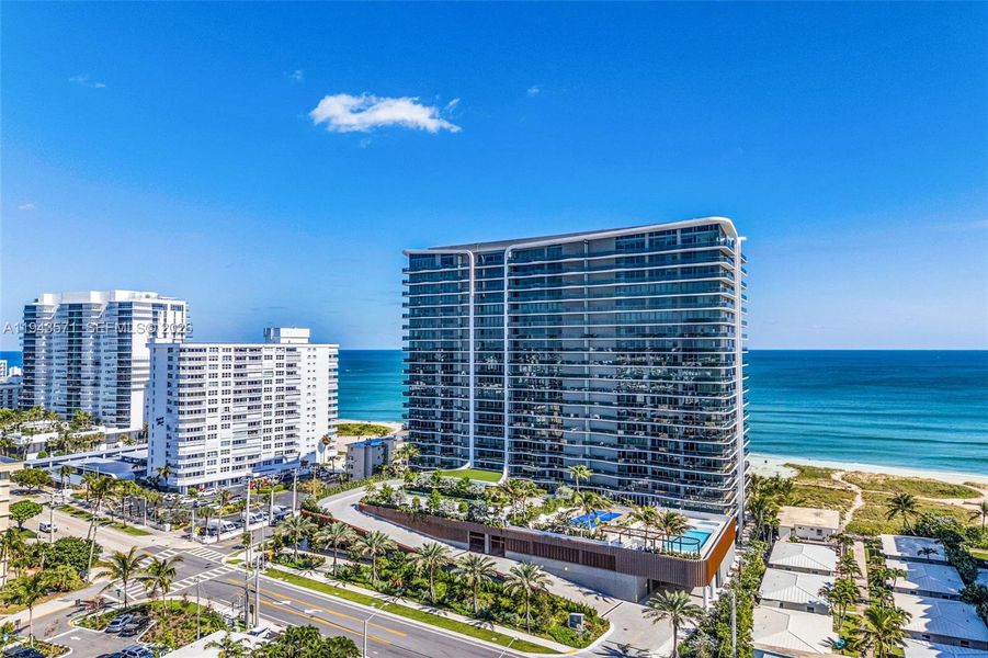 Condo located in Pompano Beach, FL showcasing its design and architecture (Image 16).