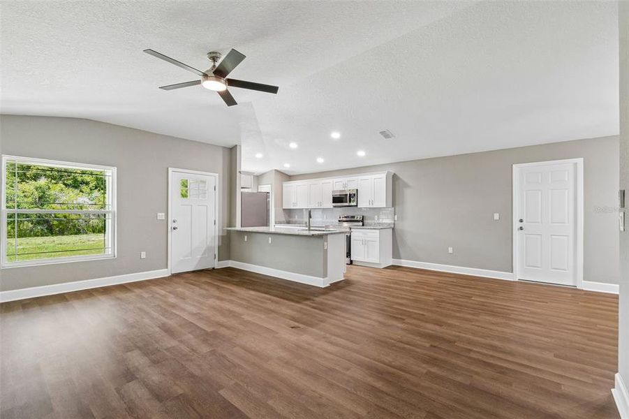 Spacious, unfurnished interior of a new home in , Lakeland (Image 26).