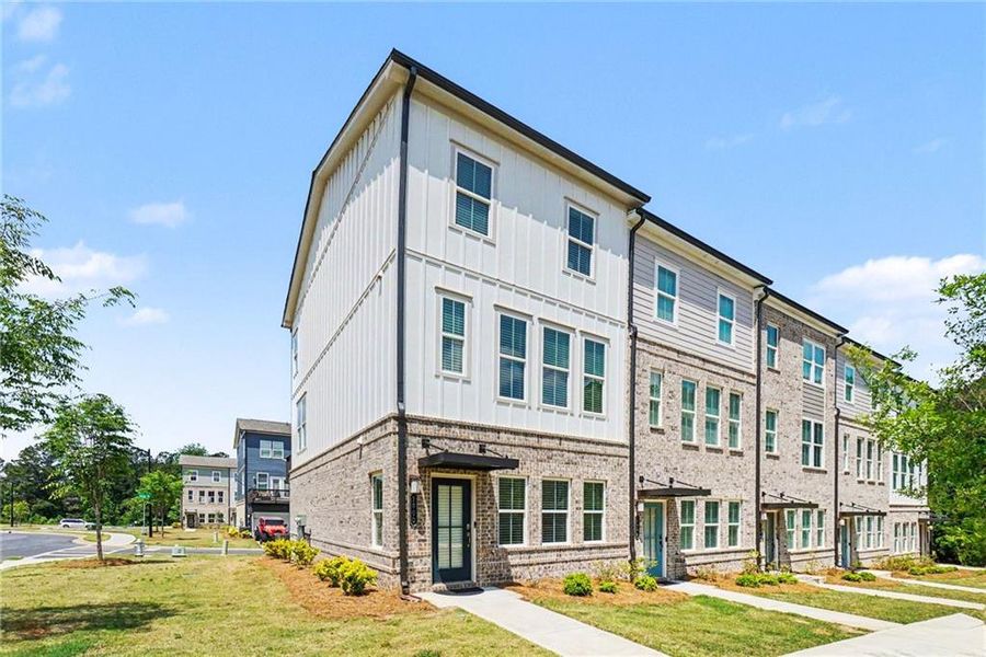 Condo located in Acworth, GA showcasing its design and architecture (Image 5).