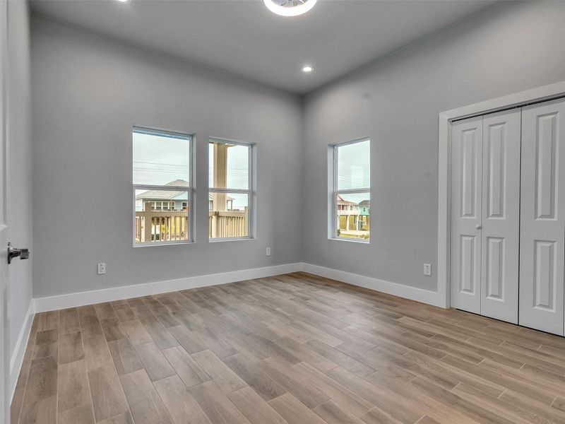 Spacious, unfurnished interior of a new home in , Galveston (Image 36).