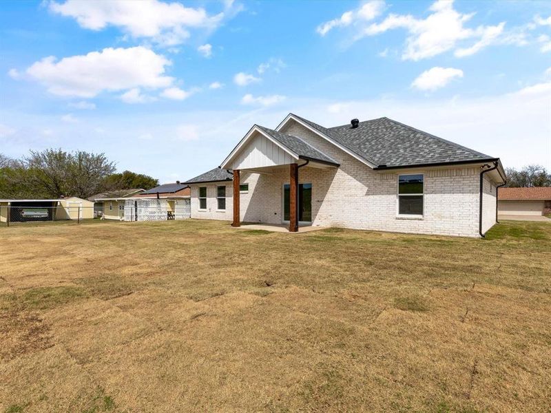 Exterior details and patio area of a home in , Granbury (Image 4).