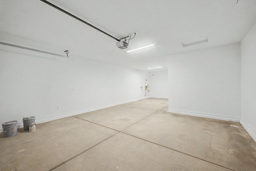 Spacious, unfurnished interior of a new home in Frontera, Surprise (Image 10).