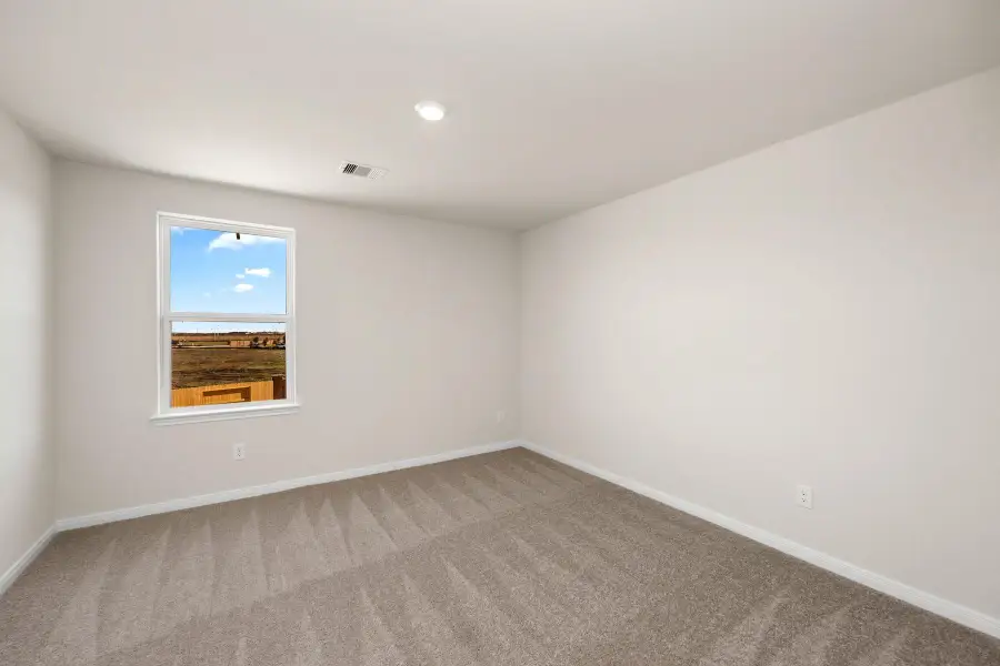 Spacious, unfurnished interior of a new home in Lago Mar, Texas City (Image 7).
