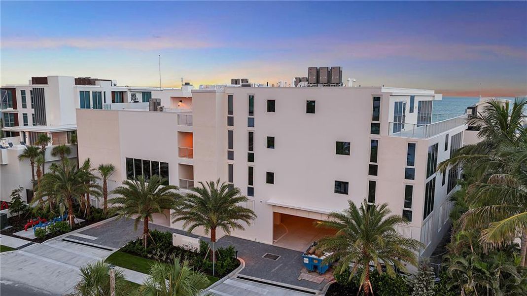 Condo located in Sarasota, FL showcasing its design and architecture (Image 4). Condo located in Sarasota, FL showcasing its design and architecture (Image 4).