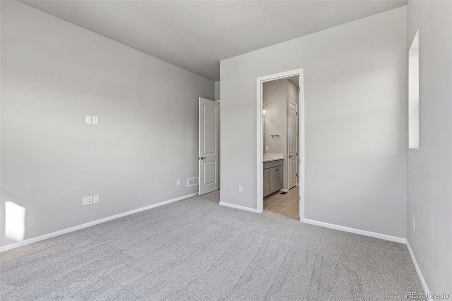 Spacious, unfurnished interior of a new home in , Golden (Image 36).