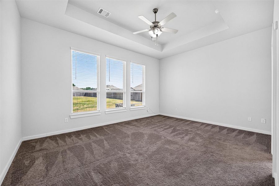 Spacious, unfurnished interior of a new home in , Mont Belvieu (Image 33).