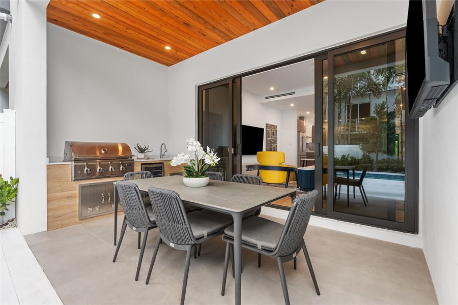 DISCLAIMER: All renderings, site plans, simulated
views, floor plans, graphic images, drawings and all
other information depicted are illustrative, and are
provided to assist in visualizing the units and the
Project and may not be accurately depicted and
may be changed at any time. DISCLAIMER: All renderings, site plans, simulated
views, floor plans, graphic images, drawings and all
other information depicted are illustrative, and are
provided to assist in visualizing the units and the
Project and may not be accurately depicted and
may be changed at any time.