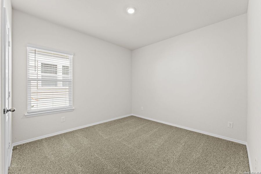 Spacious, unfurnished interior of a new home in Hunters Ranch, San Antonio (Image 29).