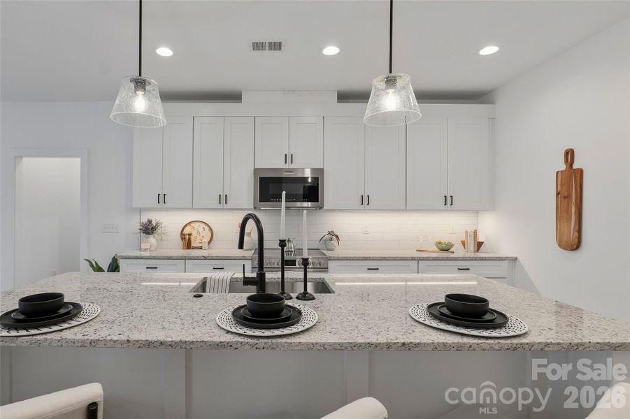 Breakfast Bar and Kitchen