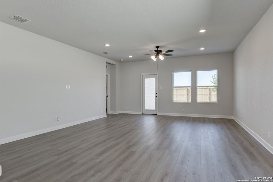 Spacious, unfurnished interior of a new home in Cordova Trails, Seguin (Image 31).
