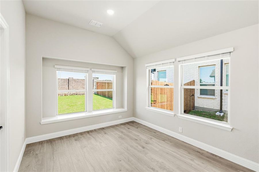 Spacious, unfurnished interior of a new home in Chaparral Park, Oak Point (Image 16).