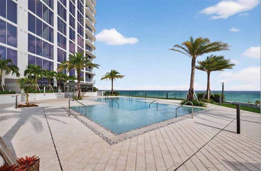 Condo located in Fort Lauderdale, FL showcasing its design and architecture (Image 29).