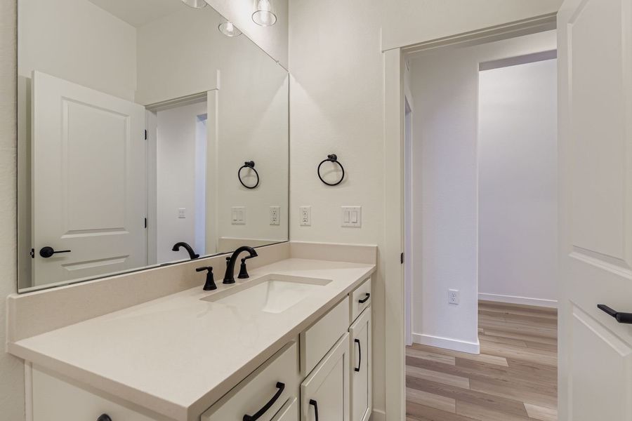 8905 S. Riviera - Full Bathroom