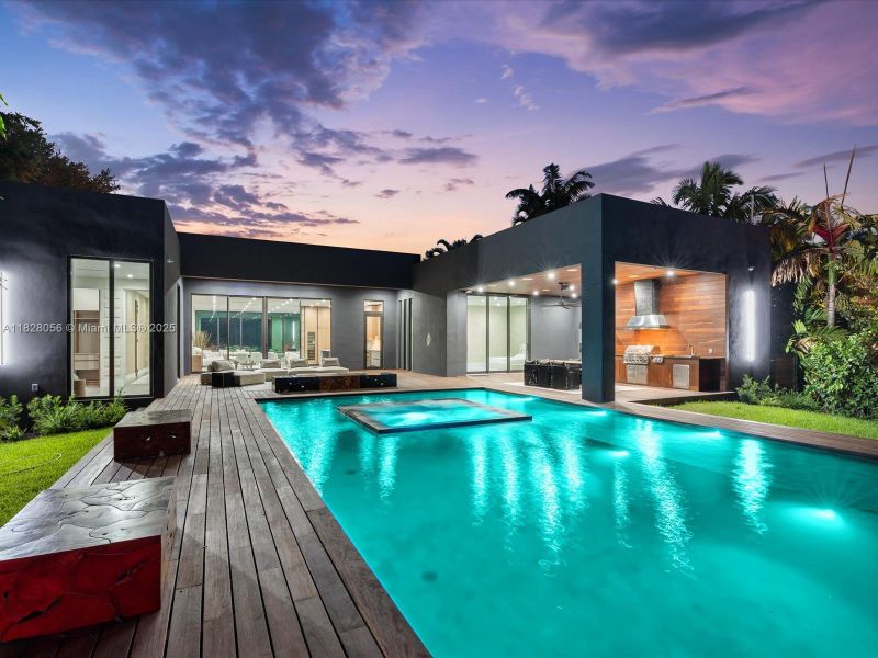 Exterior details and patio area of a home in , Miami (Image 45).