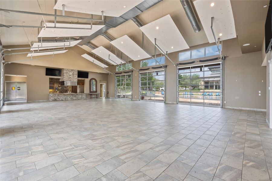 Spacious, unfurnished interior of a new home in Rough Hollow, Lakeway (Image 19).
