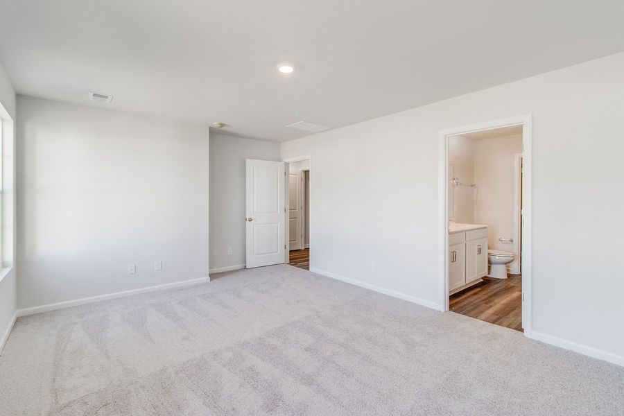 Spacious, unfurnished interior of a new home in Bluefield, Lexington (Image 23).