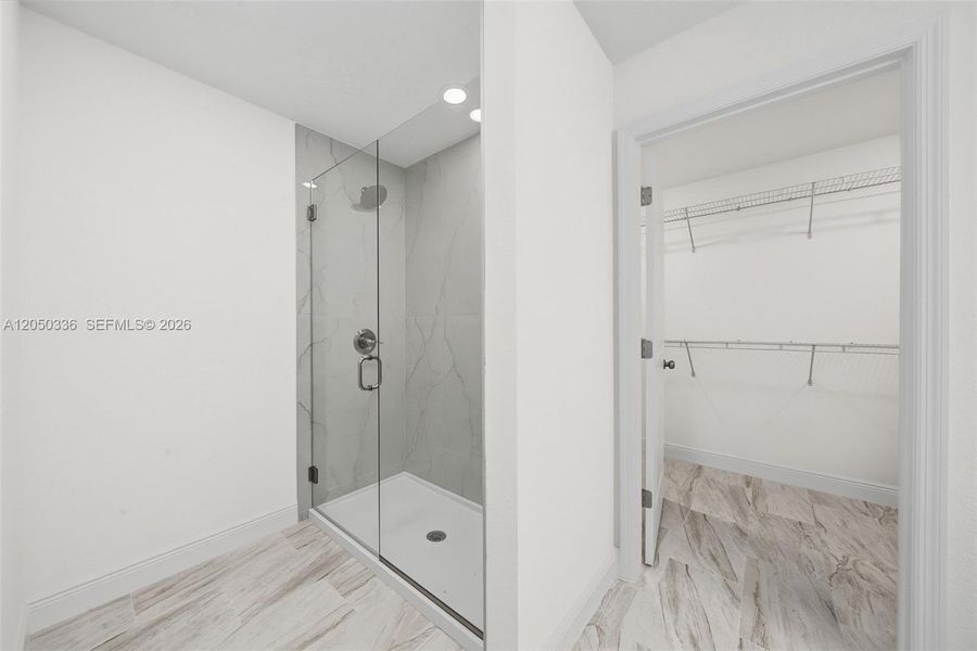 Spacious, unfurnished interior of a new home in , Sebring (Image 24).